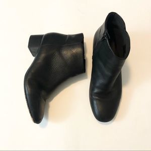 Clarks black leather low heel ankle boots booties size 9